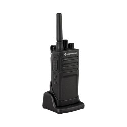 Vysielačka PMR MOTOROLA XT420 čierna (1 ks) – vysielačka v nabíjacom stojane