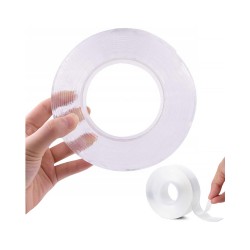 Páska obojstranná transparentná 30 mm × 2 mm × 5 m – kotúč pásky v ruke